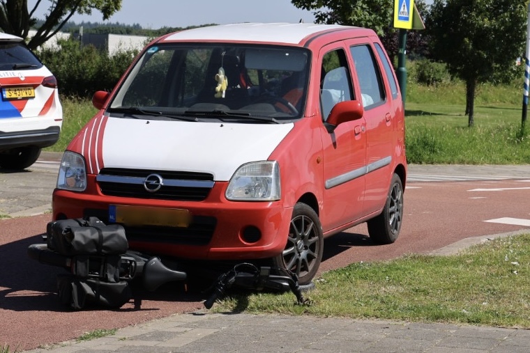Bestuurder draait fietspad op in Cuijk; fiets belandt onder auto