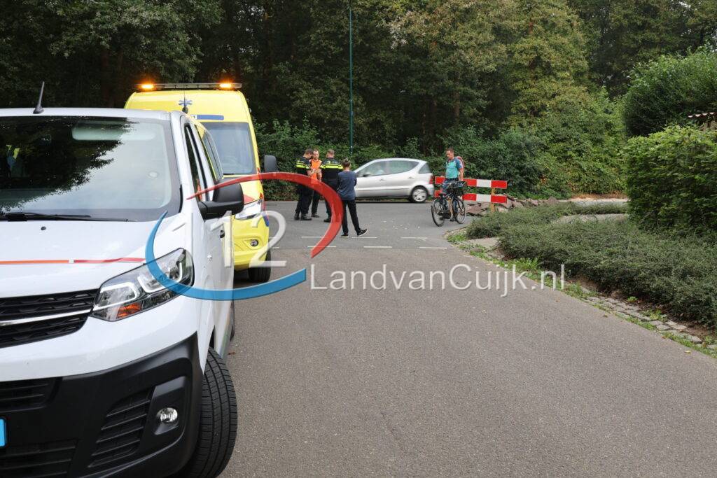 Jonge fietser en taxibusje komen met elkaar in botsing in Cuijk